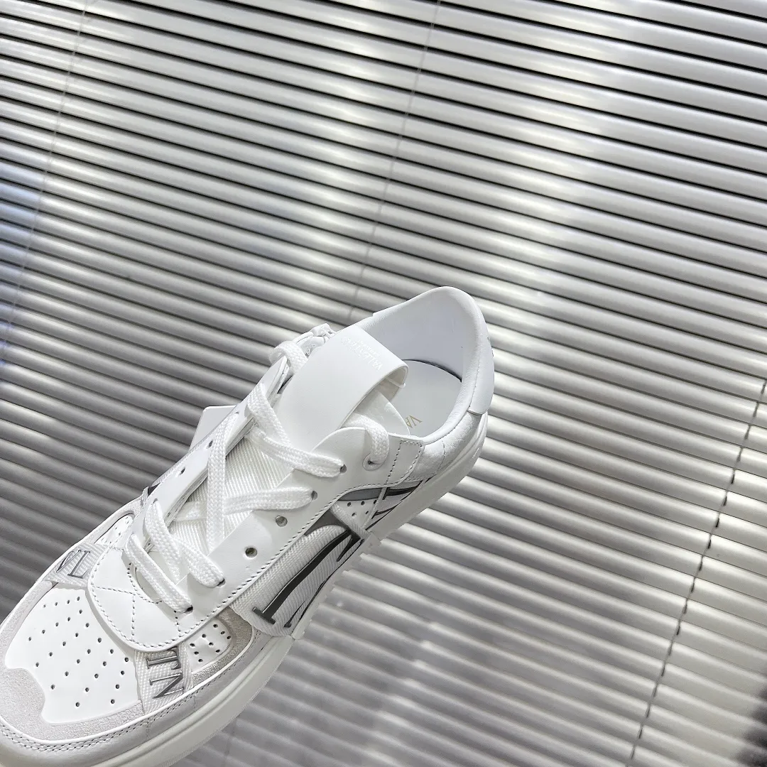 👟👟Ex-factory price 600👟👟 Valentino ONE STUD calfskin lace-up sneakers. Soft suede low-top sneakers, classic and versatile, couple's sneakers, special goods, worth buying! A pair of simple shoes with unique details will save you from the difficulty of dressing. OneStud sneakers, with quilted plaid and oversized rivets, create an eye-catching punk style and get rid of the heavy feeling of this season's clothing. Upraise calfskin derby shoes, with exquisite leather construction and simple silhouette, and smooth lines set the tone of coolness, are a versatile item in the wardrobe. There are more Valentino boutique shoes waiting for you to unlock! It’s time to get the shoes you’ve been coveting for a long time! Officially on sale 7,+++ - Seven straps, decorated with metallic rubber effect. Decoration on the back and tongue. Size 35-44.